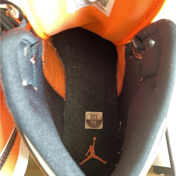 Nike Air Jordan 1 Mid SE (GS) BQ6931802 Size 7y - Very Light Use - Picture 5 of 9